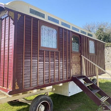 Vintage Showman'S Wagon For Two Close To Beach Plymouth Exterior photo
