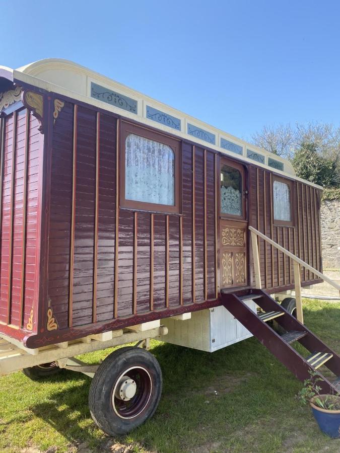 Vintage Showman'S Wagon For Two Close To Beach Plymouth Exterior photo
