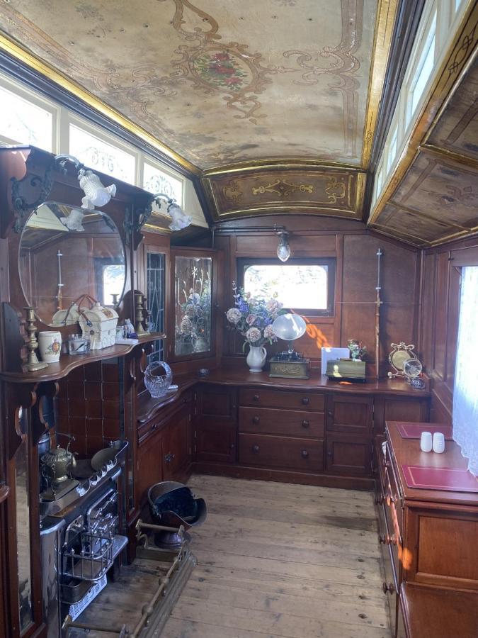 Vintage Showman'S Wagon For Two Close To Beach Plymouth Exterior photo
